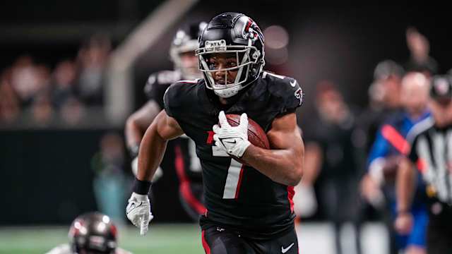Atlanta Falcons running back Bijan Robinson (7) runs against the Tampa Bay Buccaneers during the second half at Mercedes-Benz Stadium.